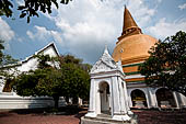 Thailand, Phra Pathom Chedi, the nation's largest pagoda in Nakorn Pathom. 